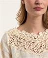 Caroline Biss wijde hals blouse kant