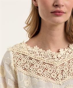 Caroline Biss wijde hals blouse kant