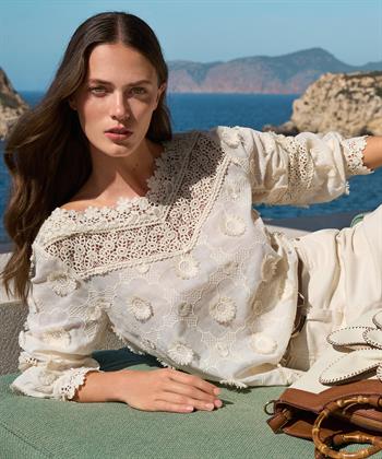 Caroline Biss wijde hals blouse kant