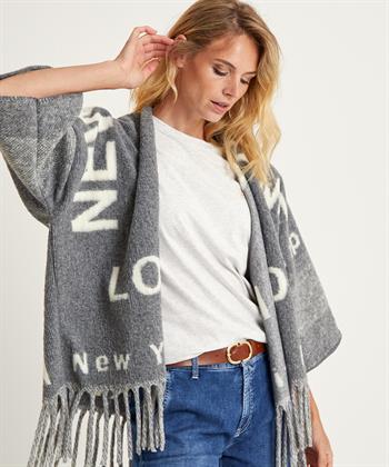 Giulia e Tu poncho vest letters