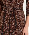 Joseph Ribkoff jurk panterprint met strik detail