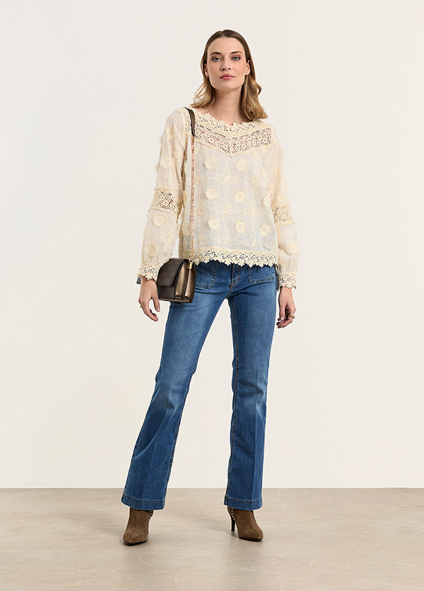 Outfit met Caroline Biss opengewerkt jasje